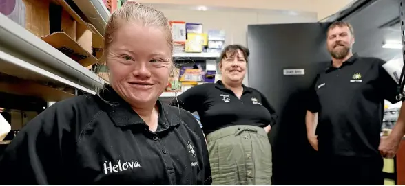  ?? MARTIN DE RUYTER/STUFF ?? Karlee Hughson, left, with Frenchy Olsson and Adrian Olsson, at the Night ’n Day Tahunanui where Hughson works.