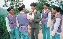  ?? XINHUA ?? A Yao ethnic boy from Tianlin county, Guangxi wears a suit (1986).