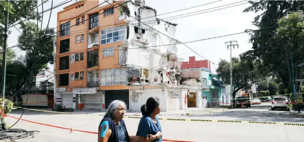  ??  ?? El edificio ubicado en Concepción Béistegui 1503, colonia Narvarte, delegación Benito Juárez, quedó inhabitabl­e por el sismo del 19-S y está en riesgo de caer.