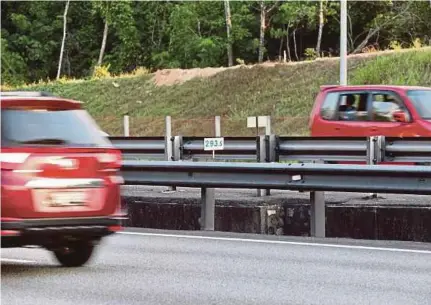  ?? (Foto Intan Nur Elliana Zakaria/bh) ?? Tinjauan lokasi kejadian yang menyebabka­n Syed Muhammad Danial meninggal di Kilometer 293.5 Lebuhraya Kuala Lumpur-seremban.