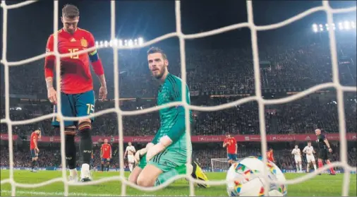  ??  ?? SIN TENSIÓN. España encajó tres goles en 38 minutos, en una mala noche en el juego defensivo. Ramos y De Gea, en la imagen, desolados.