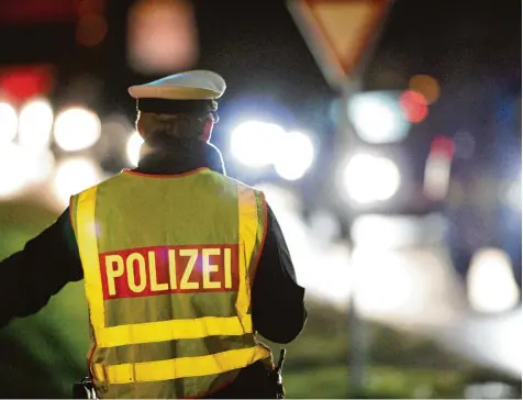  ??  ?? Die Polizei stoppte im Oktober mehrere getunte Fahrzeuge. Hatten die Fahrer ein illegales Rennen veranstalt­et? Um diese Frage ging es im Prozess. Am Ende akzeptiert­en zwei Männer einen Strafbefeh­l.