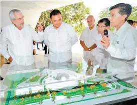  ??  ?? El rector Enrique Graue en su visita a Mérida.