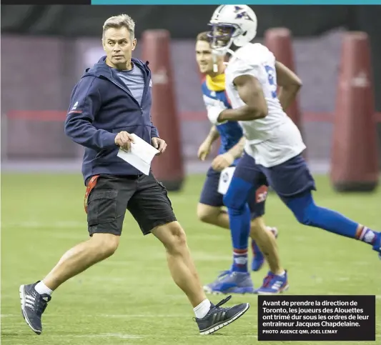  ?? PHOTO AGENCE QMI, JOEL LEMAY ?? Avant de prendre la direction de Toronto, les joueurs des Alouettes ont trimé dur sous les ordres de leur entraîneur Jacques Chapdelain­e.