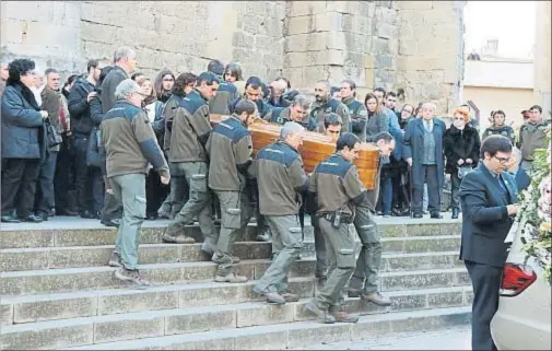  ?? SALVADOR MIRET / ACN ?? Miembros de los agentes rurales bajan uno de los féretros de los dos agentes muertos, en la iglesia de Sant Llorenç