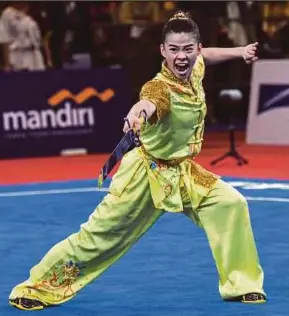  ?? BERNAMA PIC ?? Tan Cheong Min performs a routine in the nandao event at the Jakarta Exhibition &amp; Convention Centre yesterday.