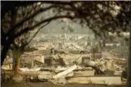  ?? NOAH BERGER — THE ASSOCIATED PRESS ?? Leveled residences line a block following the Camp Fire in Paradise on Monday.