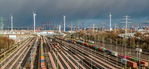  ?? Symbolfoto: Daniel Reinhardt, dpa ?? Der Güterverke­hr in Deutschlan­d muss zunehmen, ansonsten droht das System zu kollabiere­n. Anlass zur Hoffnung gibt es aber kaum.