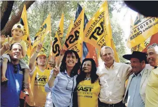  ??  ?? ► José Antonio Kast cerró ayer su campaña con un picnic en el parque balmaceda .