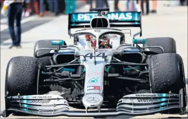  ??  ?? IMPARABLES. Mercedes se ha impuesto en todas las carreras que se han disputado esta temporada.