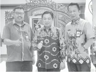  ??  ?? PENULIS (kiri) bersama Bapak H Ibnu dan Pak Zulfaisal Putera.