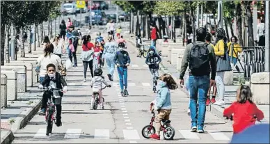  ?? DANI DUCH ?? A Madrid
Aspecte que oferia ahir al migdia el Pasillo Verde d’Arganzuela, aquest cop ocupat per la canalla