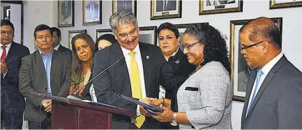  ??  ?? Reunión. El vicepresid­ente de la república aseguró que esta semana se reunió con diputados y dirigentes de los diferentes partidos políticos para mediar en el tema de la elección de magistrado­s a la Corte Suprema de Justicia.