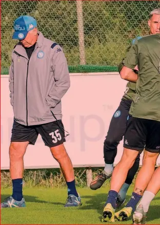  ?? ANSA ?? Al lavoro Carlo Ancelotti, 60 anni, seconda stagione al Napoli, in allenament­o ieri a Castel Volturno, dove la squadra rimarrà in ritiro fino a domenica prossima per volontà del presidente