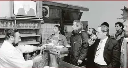  ??  ?? Dobová hospoda již v revolučním prosinci 1989. Z televize mluví Gustáv Husák.