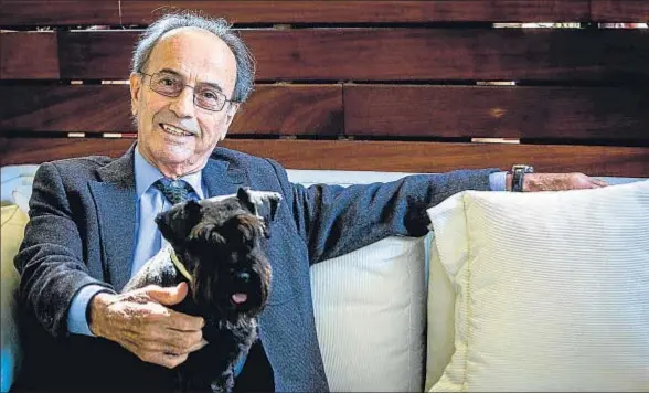  ?? LLIBERT TEIXIDÓ ?? El doctor Santiago Dexeus, en la terraza de su casa, acompañado de su perrita Xunga