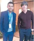  ??  ?? LUJO. Amado Guevara, DT de Puerto Rico, junto a Joachim Löw, DT de Alemania.