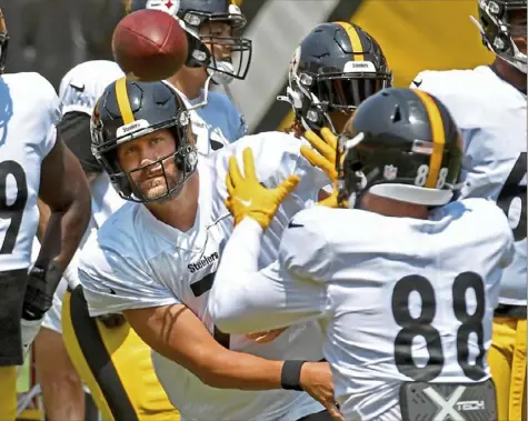  ?? Matt Freed/Post-Gazette ?? Ben Roethlisbe­rger delivers a pass to rooke tight end Pat Freiermuth Saturday in the Steelers’ workout at Heinz Field.