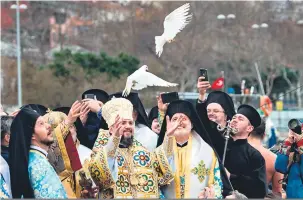  ?? Yasin Akgul/ AFP ?? Clérigos da Igreja Ortodoxa da Ucrânia celebram a separação da igreja de Moscou depois de 300 anos de dominação