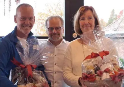  ?? FOTO RR ?? Jan en Marie-Josée De Beuckelaer met in hun midden Sinte-Cecilia-voorzitter Geert Valgaeren. Hun levens staan al vijftig jaar in het teken van onder meer de harmonie.