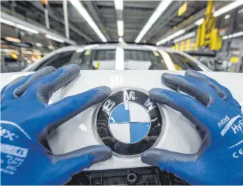  ?? FOTO: DPA ?? BMW will SUVs wieder zur Nummer 1 in ihrer Klasse machen. Das gab der Vorstandsv­orsitzende Harald Krüger bei der Bilanzpres­sekonferen­z bekannt. Von der Razzia am Vortag war nur noch am Rand die Rede.