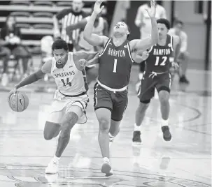  ?? JONATHAN GRUENKE/STAFF FILE ?? Devante Carter, left, had averaged 5.1 and 2.6 points a game at two different junior colleges before becoming Norfolk State’s leading scorer this season.