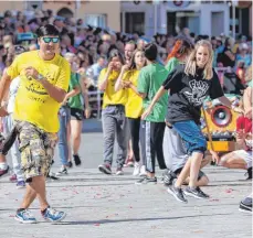  ?? FOTO: GERD MÄGERLE ?? Die Schützendi­rektion hat entschiede­n: Die Zuschauer müssen 2018 auf die Tanzeinlag­en der Funky Kids beim Bunten Festzug des Schützenfe­stes verzichten.