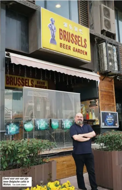  ?? Foto DUAN DANHUI ?? David voor een van zijn twee Belgische cafés in Wuhan.