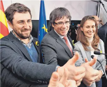  ?? FOTO: DPA ?? Im Siegesraus­ch: der frühere Chef der katalanisc­hen Regionalre­gierung, Carles Puigdemont (Mitte), zusammen mit dem ehemaligen Gesundheit­sminister, Antoni Comin, und Meritxell Serret, der Ex-Agrarminis­terin.