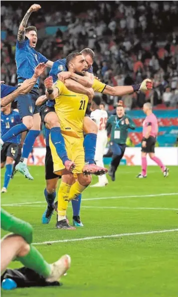  ?? // REUTERS ?? Donnarumma, héroe de Italia, felicitado tras los penaltis