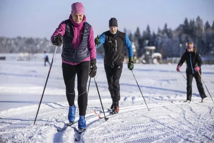  ?? FOTO: TIMO KARI ?? ■
Anna Markelin känner sig inte helt hemma i skidspåret, men med tekniktips får hon ordning på armar och ben och hittar den rätta rytmen i klassisk stil.