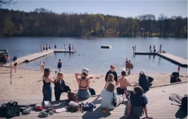  ??  ?? Sur la plage de Sickla, au sud de Stockholm, le 23 avril dernier.