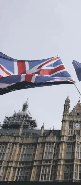  ??  ?? A anti-brexit protester stands outside Westminste­r yesterday