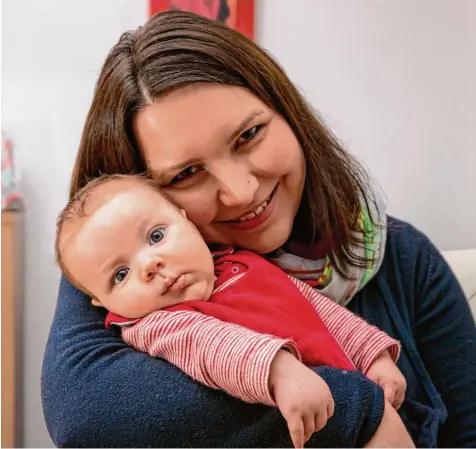  ?? Fotos: Ralf Lienert ?? Tanja Heel aus Unterthing­au sagt: „Jedes Kind ist ein Geschenk.“Das gilt auch für Mattheo, knapp drei Monate alt. Der Säugling leidet an einem seltenen Immundefek­t, den die Mutter ihm vererbt hat.