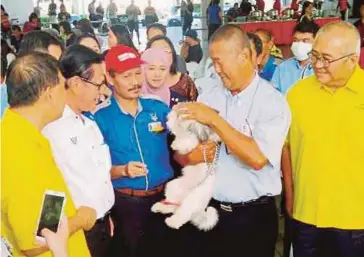  ??  ?? LEE (dua dari kiri) melihat anak anjing milik pengunjung di Program Vaksinasi Anti-Rabies, semalam.