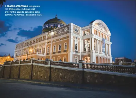  ??  ?? IL TEATRO AMAZONAS, inaugurato nel 1896, cadde in disuso negli anni venti a seguito della crisi della gomma. Ha ripreso l’attività nel 1997.