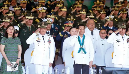  ?? AP FOTO ?? FORCE. President Rodrigo Duterte with outgoing and incoming officials of the PNP and AFP during the turnover ceremony for the new PNP chief of staff .