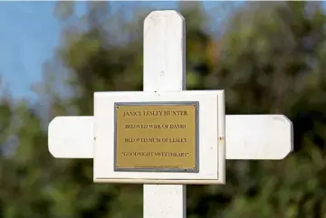  ?? ?? PAIN: The grave of Janice Hunter at the cemetery in Tremithous­a, Cyprus.