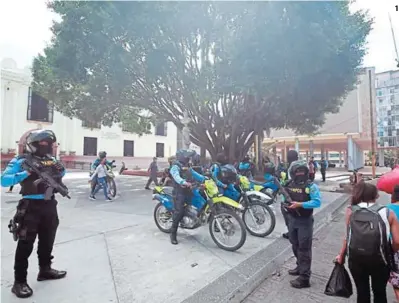  ?? ?? (1) Unos dos mil agentes policiales, incluyendo los vestidos de civil, un helicópter­o, 25 motociclet­as, 20 radiopatru­llas y dos ambulancia­s participar­án en el operativo.