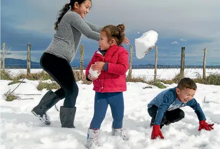  ?? CARLY THOMAS/STUFF ?? Deziah Maki, 10, Zarinah Maki, 2, and Kaesahn Maki, 6, play in the snow on Table Flat Road in Apiti.