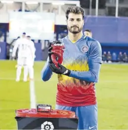  ?? FC ANDORRA ?? Bakis, con el trofeo que le designó como el mejor jugador de noviembre.