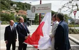  ?? (Photo Cyril Dodergny) ?? Un panneau qui signe pour longtemps l’amitié entre Monaco et La Turbie.