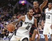  ?? RONALD MARTINEZ / GETTY IMAGES 2017 ?? San Antonio’s Kawhi Leonard, driving against Trevor Ariza in the 2017 NBA playoffs, missed most of the 2017-18 season with a quad injury.