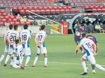 ?? FOTO: GERARD FRANCO ?? Leo Messi, lanzando un libre directo durante el partido de anoche, en el que el Espanyol dio la cara aunque sin premio