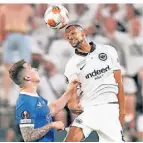  ?? FOTO: AP ?? Obenauf: Frankfurts Djibril Sow (r.) im Europa-League-Finale.