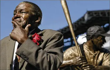  ?? NAM Y. HUH/ASSOCIATED PRESS FILE ?? Minnie Miñoso participat­es in the unveiling of a statue of himself before throwing out the ceremonial first pitch at U.S. Cellular Field for a game between the Chicago White Sox and Detroit Tigers in 2004.