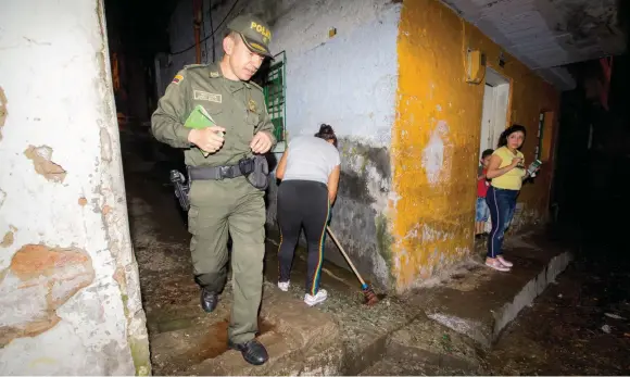  ?? FOTO ?? En esta calle de la comuna 13, el menor Juan José Pérez estaba con su abuela y otro familiar cuando integrante­s de la banda “la Agonía” lanzaron una granada que le costó la vida. El barrio es escenario de enfrentami­ento entre estructura­s ilegales.