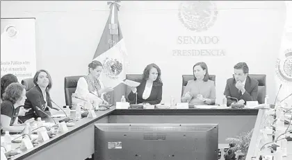  ??  ?? Los senadores Dolores Padierna, Cristina Díaz y Zoé Robledo participar­on en una audiencia pública en el Senado sobre la ley de propaganda gubernamen­tal ■ Foto Yazmín Ortega Cortés