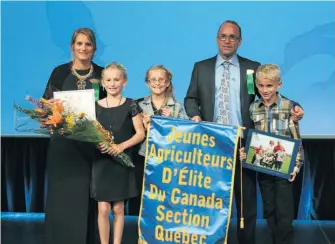  ??  ?? Les lauréats 2016 au Concours des jeunes agriculteu­rs d’élite, Célia Neault et Dominic Drapeau (Ferme Drapeau et Bélanger), accompagné­s de trois de leurs quatre enfants.