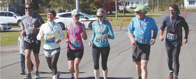  ?? - Archives ?? Marcelle Breau (3217) et Jean-Marie Breau (3215) contribuen­t à faire du Demi-marathon de l’Acadie un succès.